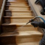 Aérogommage escalier prix : combien coûte cette technique ?
