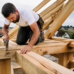 Artisan charpentier : prix, missions et conseils pour bien choisir
